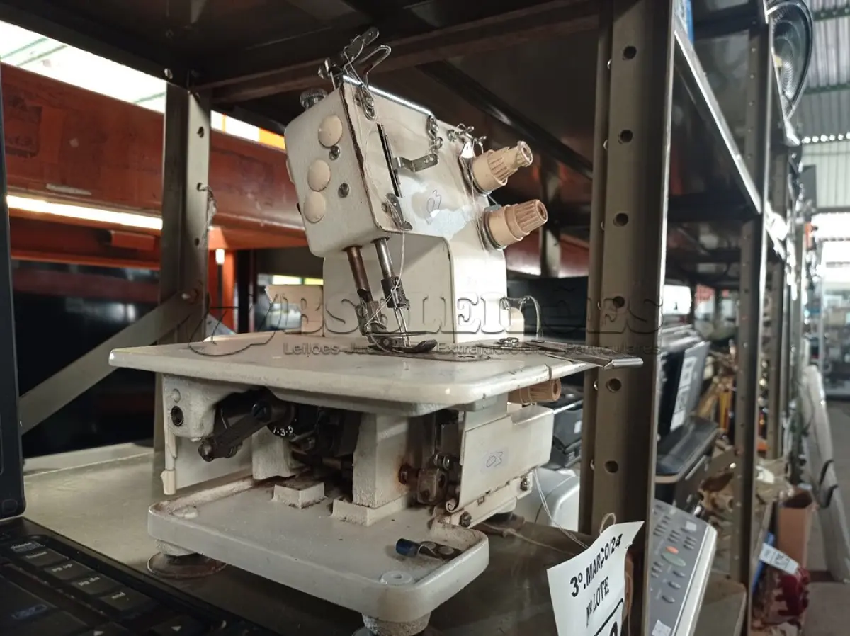 LOTE 188 - 01 MÁQUINA DE COSTURA COM MOTOR. (NO ESTADO) ATENÇÃO! FAZER A VISITAÇÃO ANTES DE ARREMATAR, NÃO SABEMOS SE FUNCIONA. LEILÃO NÃO TEM GARANTIA E NEM DEVOLUÇÃO, SUJEITO A POSSÍVEIS AVARIAS VISÍVEIS/OCULTAS E/OU AUSÊNCIA DE COMPONENTES.