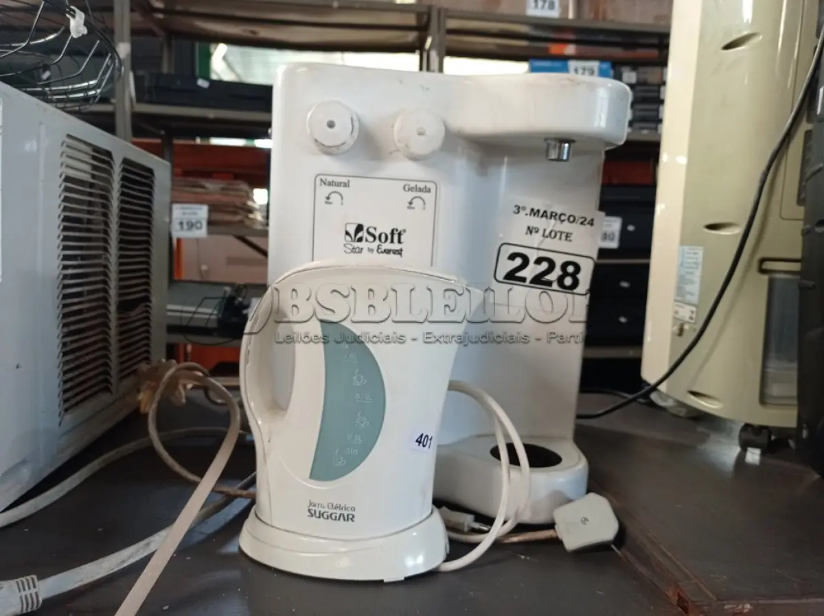 LOTE 228 - 01 PURIFICADOR DE ÁGUA E 01 CHALEIRA ELÉTRICA. (NO ESTADO) ATENÇÃO! FAZER A VISITAÇÃO ANTES DE ARREMATAR, NÃO SABEMOS SE FUNCIONA. LEILÃO NÃO TEM GARANTIA E NEM DEVOLUÇÃO, SUJEITO A POSSÍVEIS AVARIAS VISÍVEIS/OCULTAS E/OU AUSÊNCIA DE COMPONENTES.