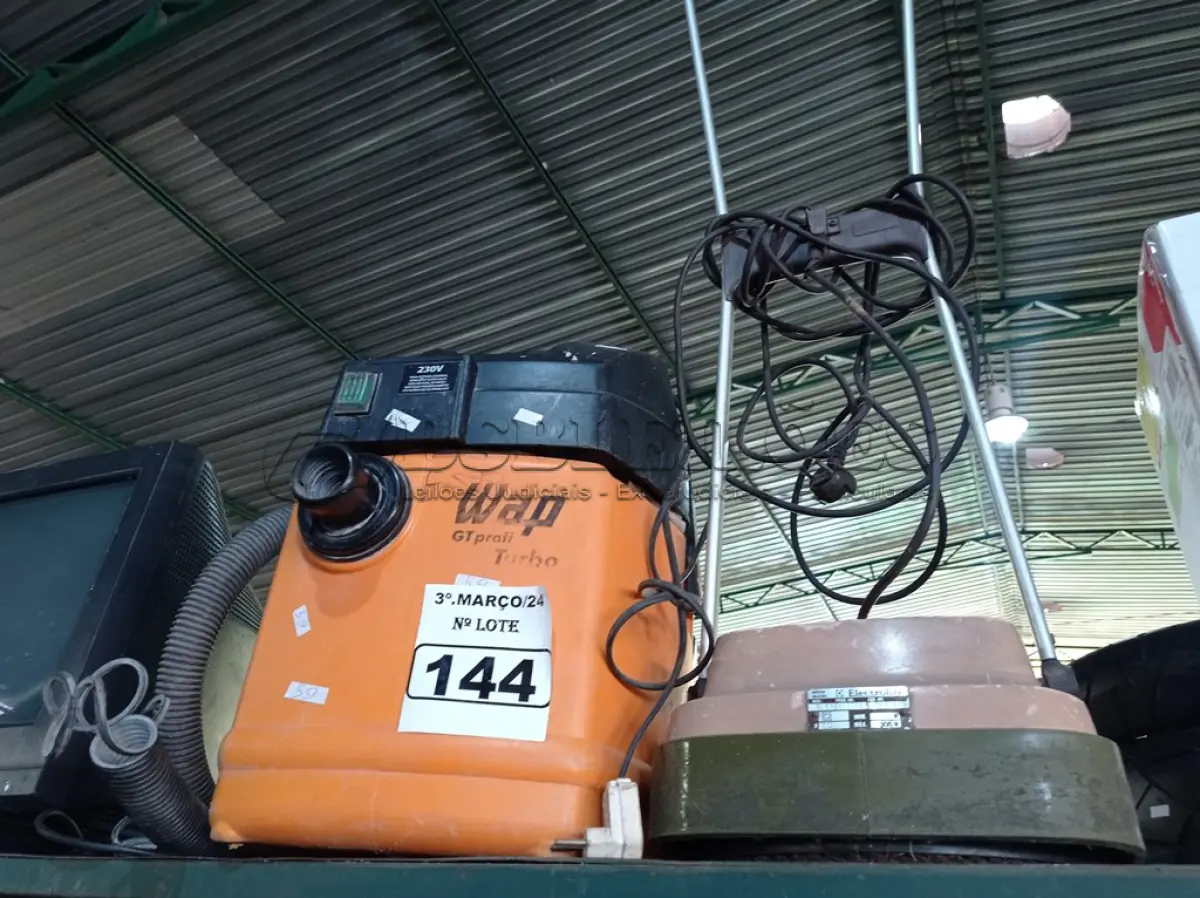 LOTE 144 - 02 ASPIRADORES DE PÓ E 01 ENCERADEIRA MARCAS E MODELOS DIVERSOS. (NO ESTADO) ATENÇÃO! FAZER A VISITAÇÃO ANTES DE ARREMATAR, NÃO SABEMOS SE FUNCIONA. LEILÃO NÃO TEM GARANTIA E NEM DEVOLUÇÃO, SUJEITO A POSSÍVEIS AVARIAS VISÍVEIS/OCULTAS E/OU AUSÊNCIA DE COMPONENTES.