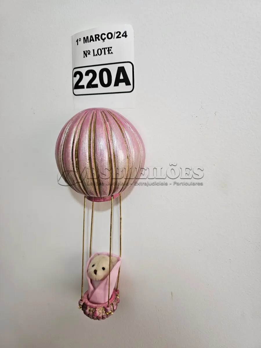 LOTE 220 - 01 URSINHO BALOEIRO, PINTURA NO ROSA E DOURADO E TODA ENVERNIZADA. JÁ VEM COM O FIXADOR PARA A SUA PAREDE. (NOVO) (NO ESTADO)