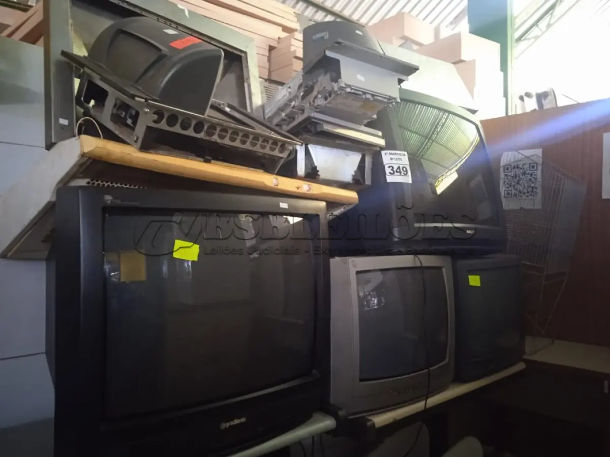 LOTE 349 - 04 TV’S DE TUBO E MATERIAIS DIVERSOS. (NO ESTADO) ATENÇÃO! FAZER A VISITAÇÃO ANTES DE ARREMATAR, NÃO SABEMOS SE FUNCIONA. LEILÃO NÃO TEM GARANTIA E NEM DEVOLUÇÃO, SUJEITO A POSSÍVEIS AVARIAS VISÍVEIS/OCULTAS E/OU AUSÊNCIA DE COMPONENTES.