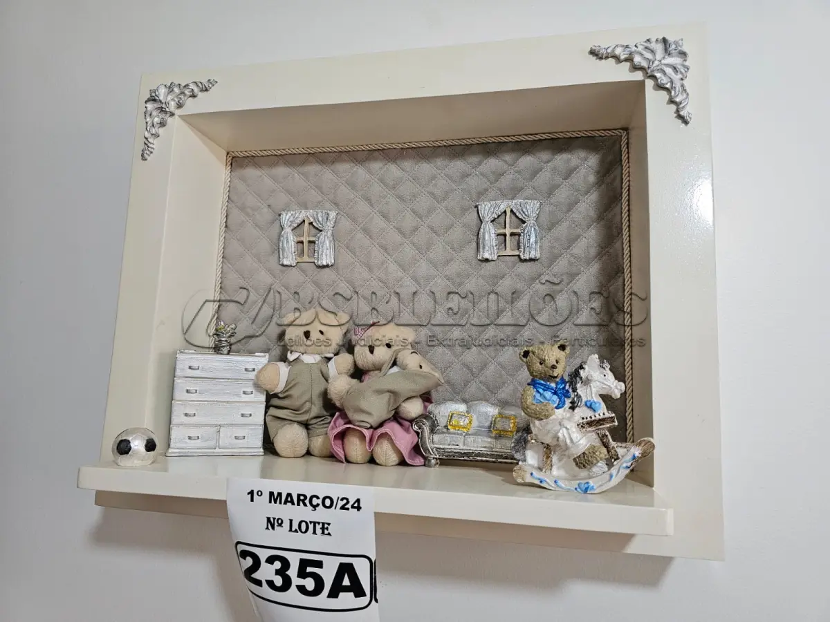 LOTE 235 - 01 QUADRO MATERNIDADE URSINHO FAMÍLIA EM PELÚCIA COM UMA URSINHA, URSINHO E BEBÊ URSOCOM FUNDO EM TECIDO METALACÊ MARROM CLARO. (NOVO) (NO ESTADO)