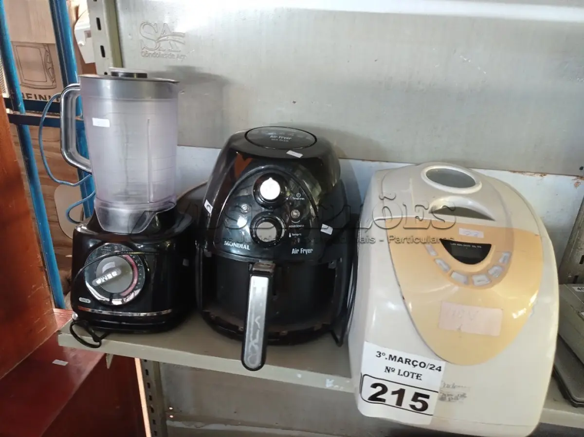 LOTE 215 - 01 LIQUIDIFICADOR, 01 AIR FRYER E 01 MULTIPANE MARCAS E MODELOS DIVERSOS. (NO ESTADO) ATENÇÃO! FAZER A VISITAÇÃO ANTES DE ARREMATAR, NÃO SABEMOS SE FUNCIONA. LEILÃO NÃO TEM GARANTIA E NEM DEVOLUÇÃO, SUJEITO A POSSÍVEIS AVARIAS VISÍVEIS/OCULTAS E/OU AUSÊNCIA DE COMPONENTES.