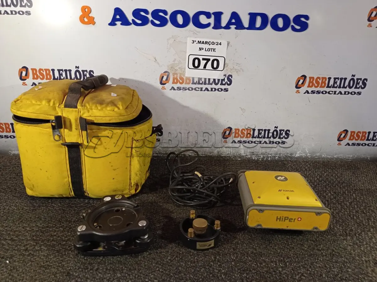 LOTE 070 - 01 APARELHO GPS TOPCON HIPER. (NO ESTADO) ATENÇÃO! FAZER A VISITAÇÃO ANTES DE ARREMATAR, NÃO SABEMOS SE FUNCIONA. LEILÃO NÃO TEM GARANTIA E NEM DEVOLUÇÃO, SUJEITO A POSSÍVEIS AVARIAS VISÍVEIS/OCULTAS E/OU AUSÊNCIA DE COMPONENTES.