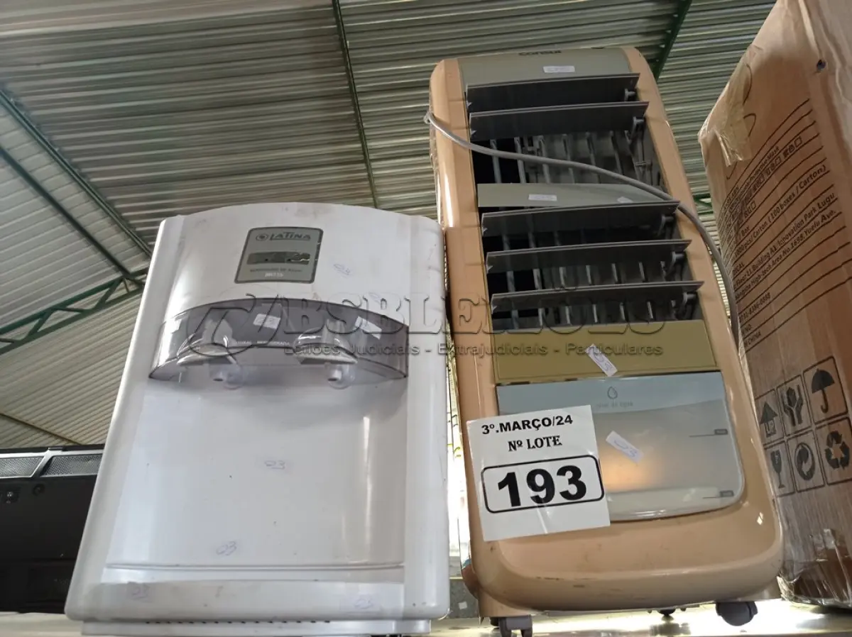 LOTE 193 - 01 BEBEDOURO PARA GARRAFÃO E 01 CLIMATIZADOR DE AR MARCAS E MODELOS DIVERSOS. (NO ESTADO) ATENÇÃO! FAZER A VISITAÇÃO ANTES DE ARREMATAR, NÃO SABEMOS SE FUNCIONA. LEILÃO NÃO TEM GARANTIA E NEM DEVOLUÇÃO, SUJEITO A POSSÍVEIS AVARIAS VISÍVEIS/OCULTAS E/OU AUSÊNCIA DE COMPONENTES.