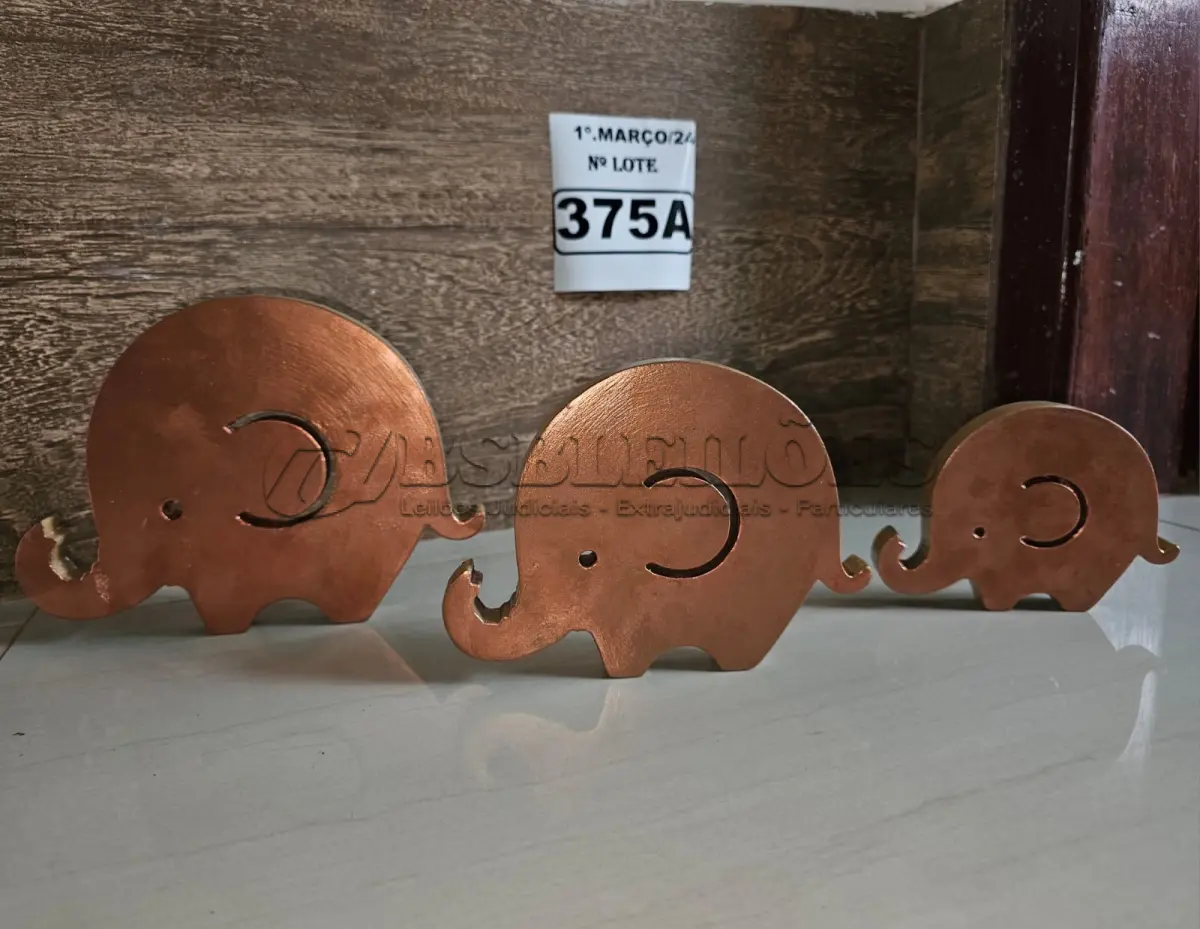 LOTE 375 - 01 TRIO ELEFANTINHOS EM MADEIRA NA COR COBRE (NOVO) (NO ESTADO)