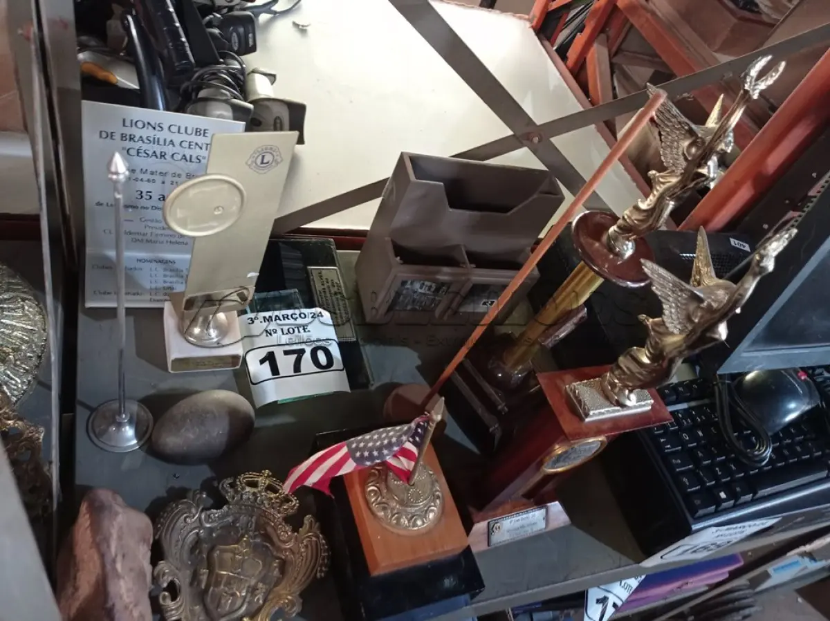 LOTE 170 - 01 LOTE COM VÁRIOS TROFÉUS. (NO ESTADO) ATENÇÃO! FAZER A VISITAÇÃO ANTES DE ARREMATAR, NÃO SABEMOS SE FUNCIONA. LEILÃO NÃO TEM GARANTIA E NEM DEVOLUÇÃO, SUJEITO A POSSÍVEIS AVARIAS VISÍVEIS/OCULTAS E/OU AUSÊNCIA DE COMPONENTES.