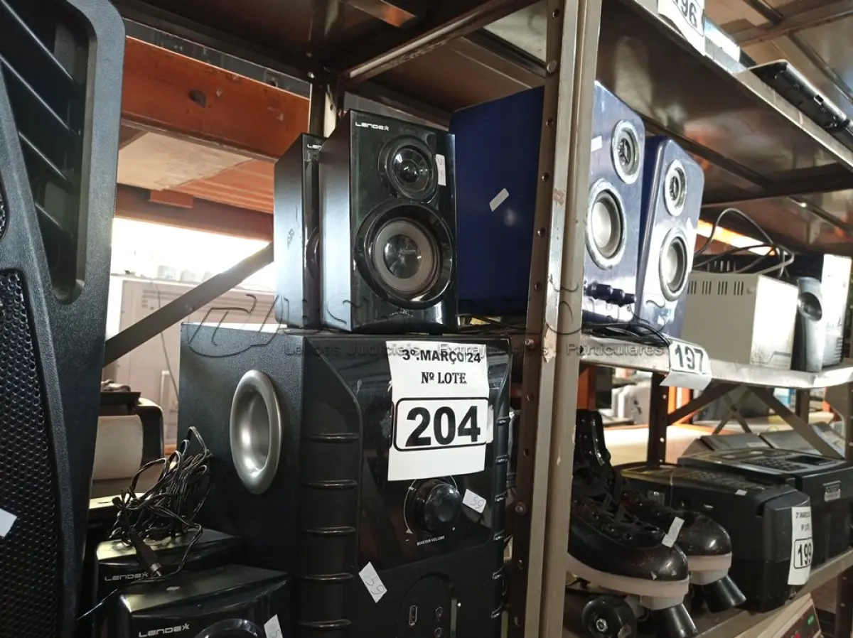 LOTE 204 - 01 SUBWOOFER E 05 CAIXINHAS DE SOM. (NO ESTADO) ATENÇÃO! FAZER A VISITAÇÃO ANTES DE ARREMATAR, NÃO SABEMOS SE FUNCIONA. LEILÃO NÃO TEM GARANTIA E NEM DEVOLUÇÃO, SUJEITO A POSSÍVEIS AVARIAS VISÍVEIS/OCULTAS E/OU AUSÊNCIA DE COMPONENTES.
