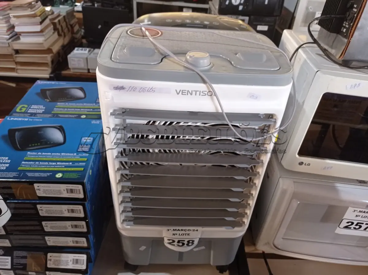 LOTE 258 - 01 FRAGMENTADORA DE PAPEL E 01 CLIMATIZADOR. (NO ESTADO) ATENÇÃO! FAZER A VISITAÇÃO ANTES DE ARREMATAR, NÃO SABEMOS SE FUNCIONA. LEILÃO NÃO TEM GARANTIA E NEM DEVOLUÇÃO, SUJEITO A POSSÍVEIS AVARIAS VISÍVEIS/OCULTAS E/OU AUSÊNCIA DE COMPONENTES.
