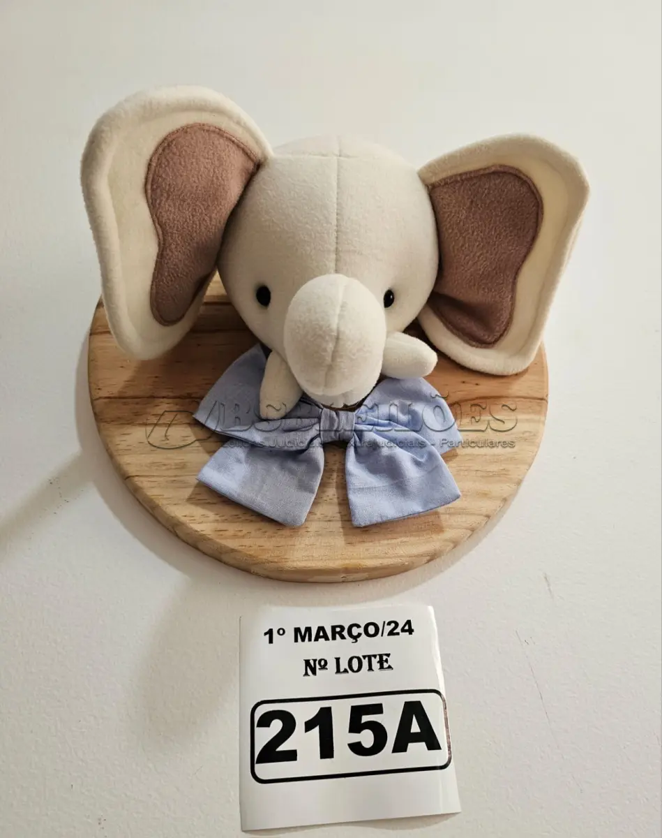 LOTE 215 - 01 QUADRO EM PINUS COM CABEÇA DE PELÚCIA ELEFANTE, LAÇO AZUL NO TEMA SAFARI. (NOVO) (NO ESTADO)
