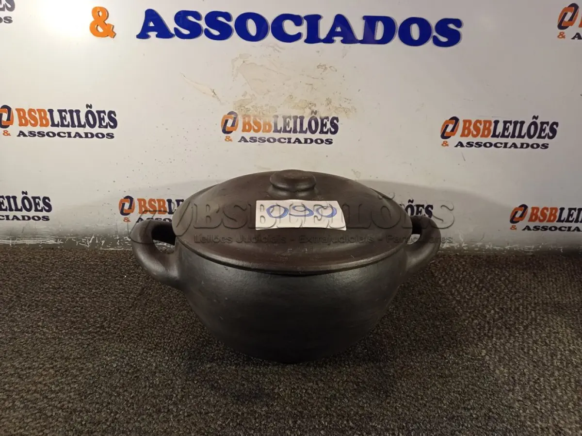 LOTE 090 - 01 PANELA DE BARRO. (NO ESTADO) ATENÇÃO! FAZER A VISITAÇÃO ANTES DE ARREMATAR, NÃO SABEMOS SE FUNCIONA. LEILÃO NÃO TEM GARANTIA E NEM DEVOLUÇÃO, SUJEITO A POSSÍVEIS AVARIAS VISÍVEIS/OCULTAS E/OU AUSÊNCIA DE COMPONENTES.