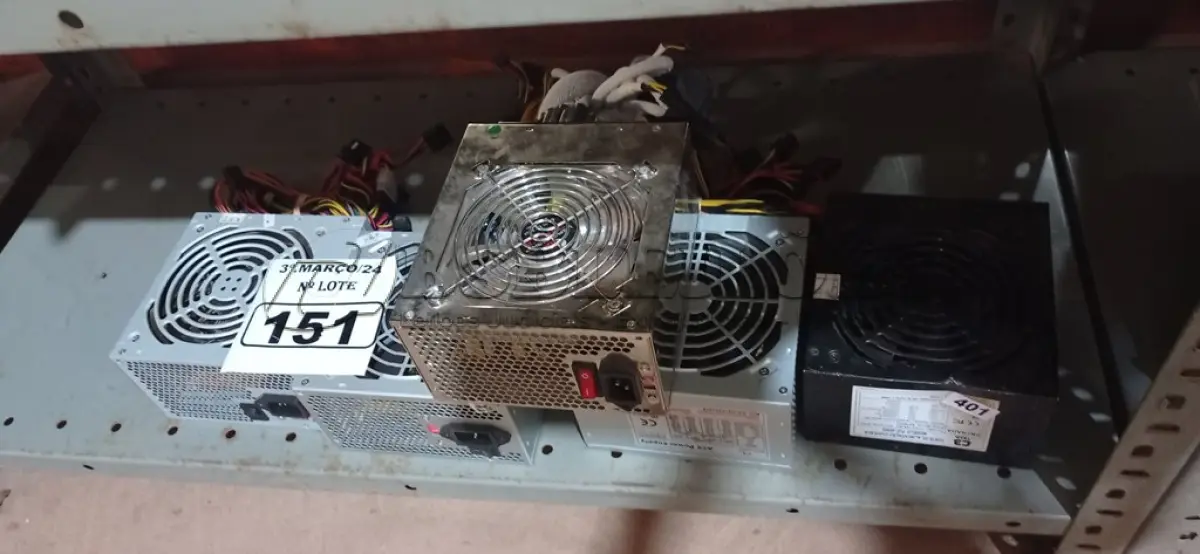 LOTE 151 - 05 FONTES PARA PC MARCAS E MODELOS DIVERSOS. (NO ESTADO) ATENÇÃO! FAZER A VISITAÇÃO ANTES DE ARREMATAR, NÃO SABEMOS SE FUNCIONA. LEILÃO NÃO TEM GARANTIA E NEM DEVOLUÇÃO, SUJEITO A POSSÍVEIS AVARIAS VISÍVEIS/OCULTAS E/OU AUSÊNCIA DE COMPONENTES.
