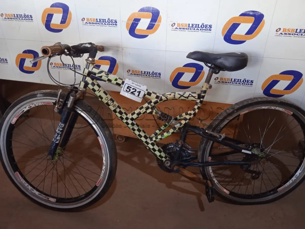LOTE 521 - 01 BICICLETA COM QUADRO DE MOLA. (NO ESTADO) ATENÇÃO! FAZER A VISITAÇÃO ANTES DE ARREMATAR, NÃO SABEMOS SE FUNCIONA. LEILÃO NÃO TEM GARANTIA E NEM DEVOLUÇÃO, SUJEITO A POSSÍVEIS AVARIAS VISÍVEIS/OCULTAS E/OU AUSÊNCIA DE COMPONENTES.