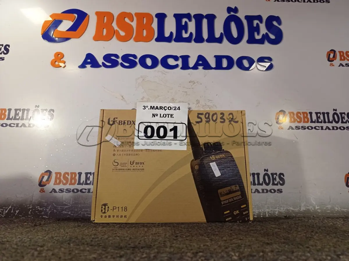 LOTE 001 - 01 RÁDIO COMUNICADOR. (NO ESTADO) ATENÇÃO! FAZER A VISITAÇÃO ANTES DE ARREMATAR, NÃO SABEMOS SE FUNCIONA. LEILÃO NÃO TEM GARANTIA E NEM DEVOLUÇÃO, SUJEITO A POSSÍVEIS AVARIAS VISÍVEIS/OCULTAS E/OU AUSÊNCIA DE COMPONENTES.
