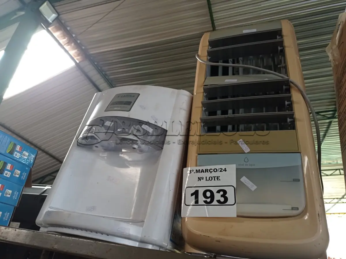 LOTE 193 - 01 BEBEDOURO PARA GARRAFÃO E 01 CLIMATIZADOR DE AR MARCAS E MODELOS DIVERSOS. (NO ESTADO) ATENÇÃO! FAZER A VISITAÇÃO ANTES DE ARREMATAR, NÃO SABEMOS SE FUNCIONA. LEILÃO NÃO TEM GARANTIA E NEM DEVOLUÇÃO, SUJEITO A POSSÍVEIS AVARIAS VISÍVEIS/OCULTAS E/OU AUSÊNCIA DE COMPONENTES.
