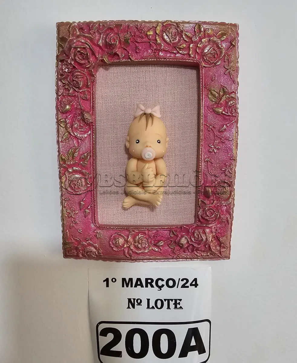 LOTE 200 - 01 QUADRO EM RESINA COM BEBÊ EM BISCUIT. PINTURA NA RESINA NA COR ROSA E DOURADA E TODA ENVERNIZADA. (NOVO) (NO ESTADO)