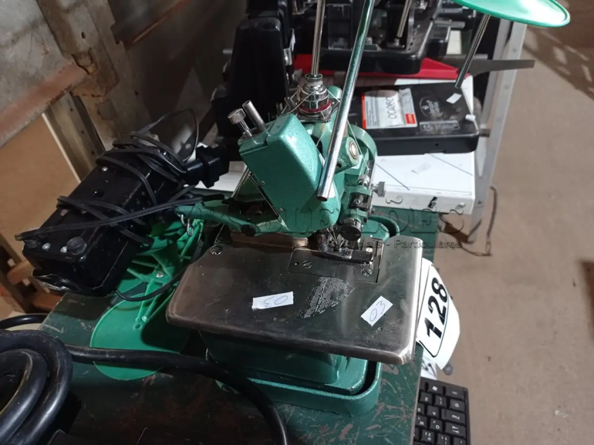 LOTE 128 - 01 MÁQUINA DE COSTURA COM MOTOR. (NO ESTADO) ATENÇÃO! FAZER A VISITAÇÃO ANTES DE ARREMATAR, NÃO SABEMOS SE FUNCIONA. LEILÃO NÃO TEM GARANTIA E NEM DEVOLUÇÃO, SUJEITO A POSSÍVEIS AVARIAS VISÍVEIS/OCULTAS E/OU AUSÊNCIA DE COMPONENTES.