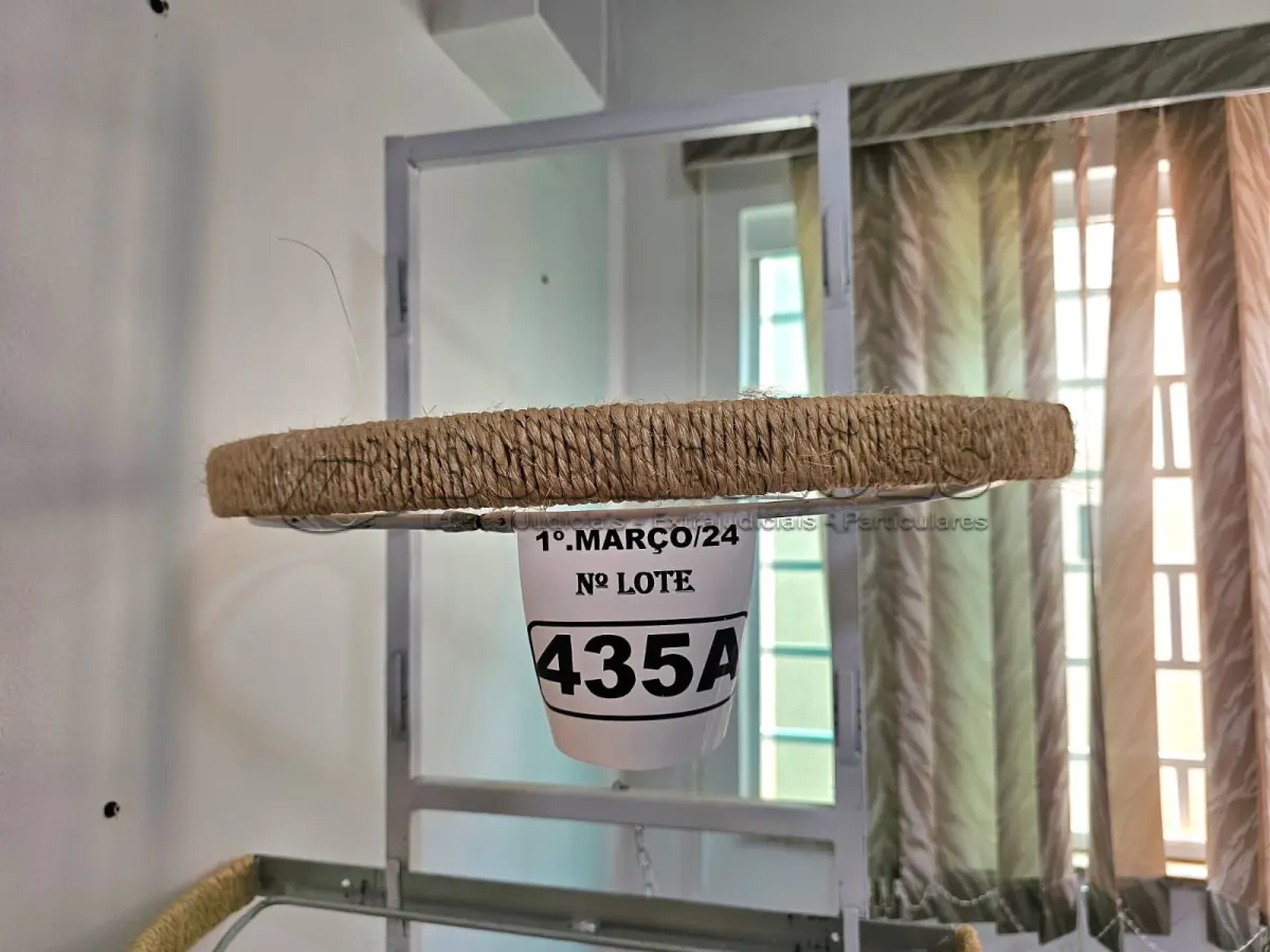 LOTE 435 - 01 DOSSEL DE PAREDE COM SISAL. (NOVO) (NO ESTADO)