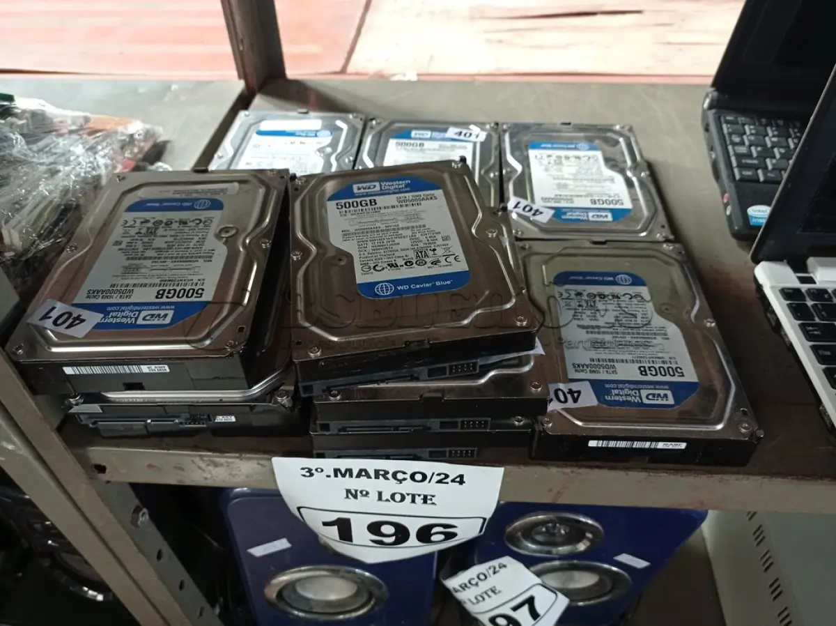 LOTE 196 - 10 HARD DISC 500GB MARCAS E MODELOS DIVERSOS. (NO ESTADO) ATENÇÃO! FAZER A VISITAÇÃO ANTES DE ARREMATAR, NÃO SABEMOS SE FUNCIONA. LEILÃO NÃO TEM GARANTIA E NEM DEVOLUÇÃO, SUJEITO A POSSÍVEIS AVARIAS VISÍVEIS/OCULTAS E/OU AUSÊNCIA DE COMPONENTES.