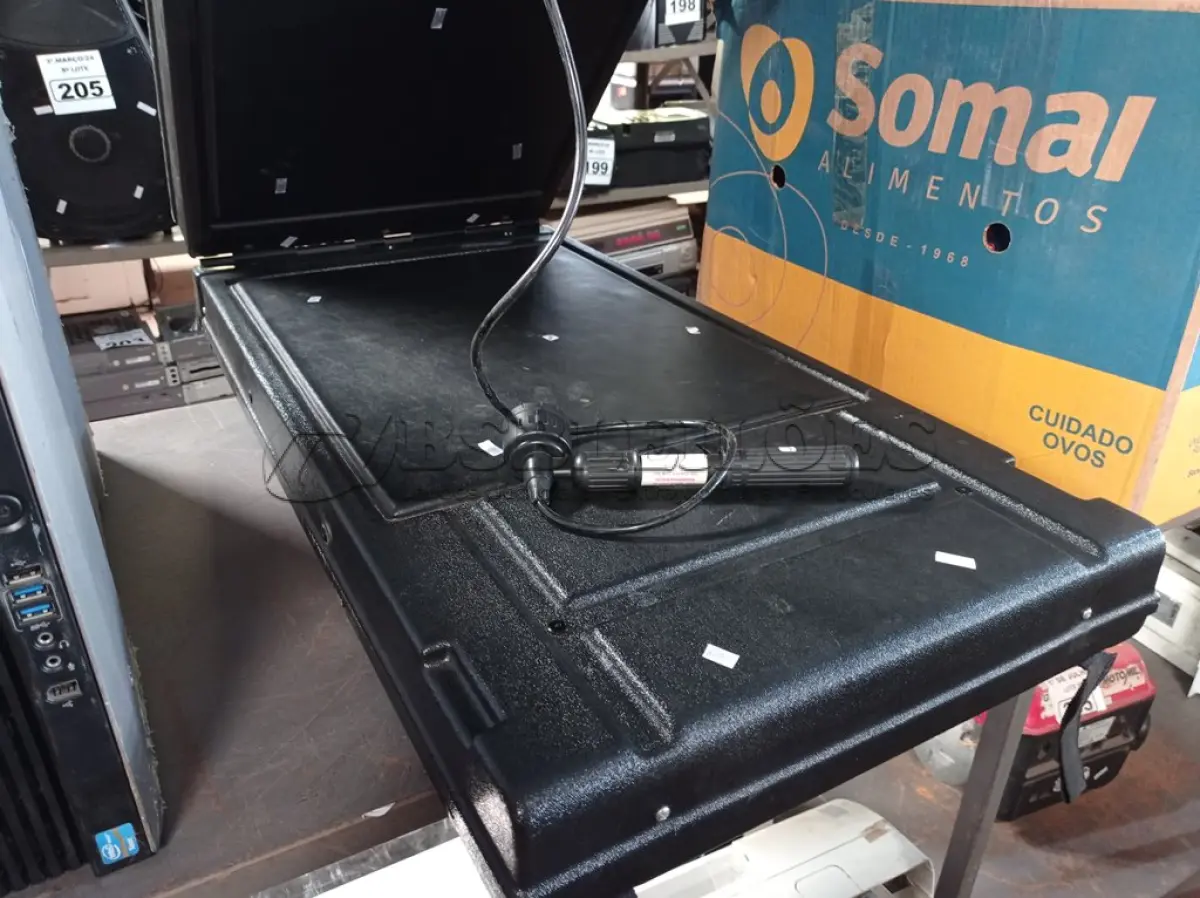 LOTE 223 - 01 MALETA. (NO ESTADO) ATENÇÃO! FAZER A VISITAÇÃO ANTES DE ARREMATAR, NÃO SABEMOS SE FUNCIONA. LEILÃO NÃO TEM GARANTIA E NEM DEVOLUÇÃO, SUJEITO A POSSÍVEIS AVARIAS VISÍVEIS/OCULTAS E/OU AUSÊNCIA DE COMPONENTES.