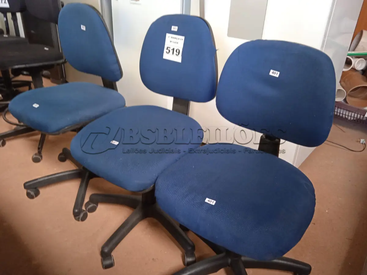 LOTE 519 - 03 CADEIRAS DE ESCRITÓRIO COM BASE GIRATÓRIA. (NO ESTADO) ATENÇÃO! FAZER A VISITAÇÃO ANTES DE ARREMATAR, NÃO SABEMOS SE FUNCIONA. LEILÃO NÃO TEM GARANTIA E NEM DEVOLUÇÃO, SUJEITO A POSSÍVEIS AVARIAS VISÍVEIS/OCULTAS E/OU AUSÊNCIA DE COMPONENTES.