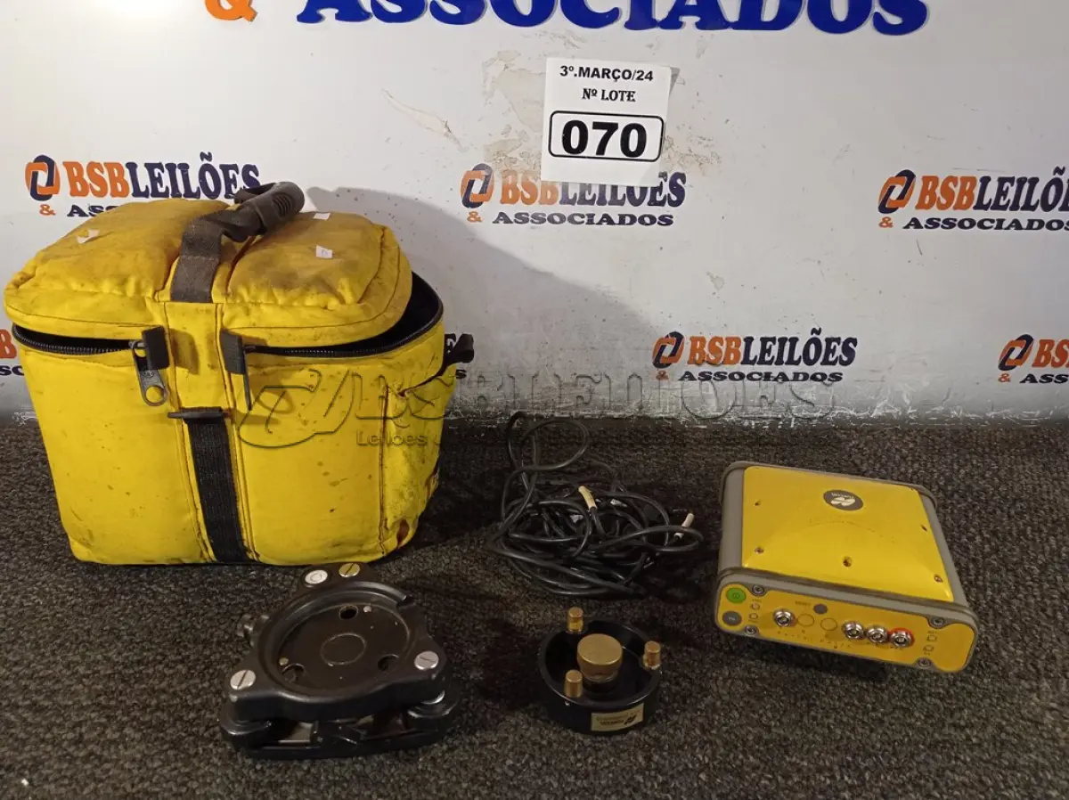 LOTE 070 - 01 APARELHO GPS TOPCON HIPER. (NO ESTADO) ATENÇÃO! FAZER A VISITAÇÃO ANTES DE ARREMATAR, NÃO SABEMOS SE FUNCIONA. LEILÃO NÃO TEM GARANTIA E NEM DEVOLUÇÃO, SUJEITO A POSSÍVEIS AVARIAS VISÍVEIS/OCULTAS E/OU AUSÊNCIA DE COMPONENTES.