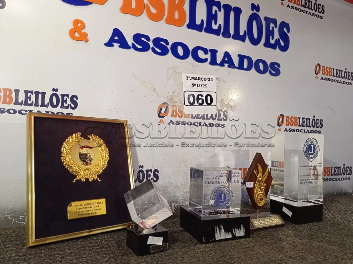 LOTE 060 - 01 LOTE COM PLACAS COMEMORATIVAS DIVERSAS. (NO ESTADO) ATENÇÃO! FAZER A VISITAÇÃO ANTES DE ARREMATAR, NÃO SABEMOS SE FUNCIONA. LEILÃO NÃO TEM GARANTIA E NEM DEVOLUÇÃO, SUJEITO A POSSÍVEIS AVARIAS VISÍVEIS/OCULTAS E/OU AUSÊNCIA DE COMPONENTES.
