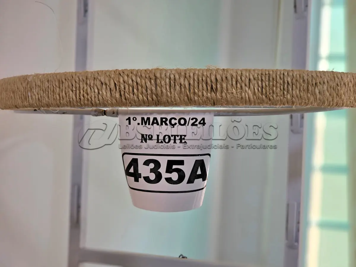 LOTE 435 - 01 DOSSEL DE PAREDE COM SISAL. (NOVO) (NO ESTADO)