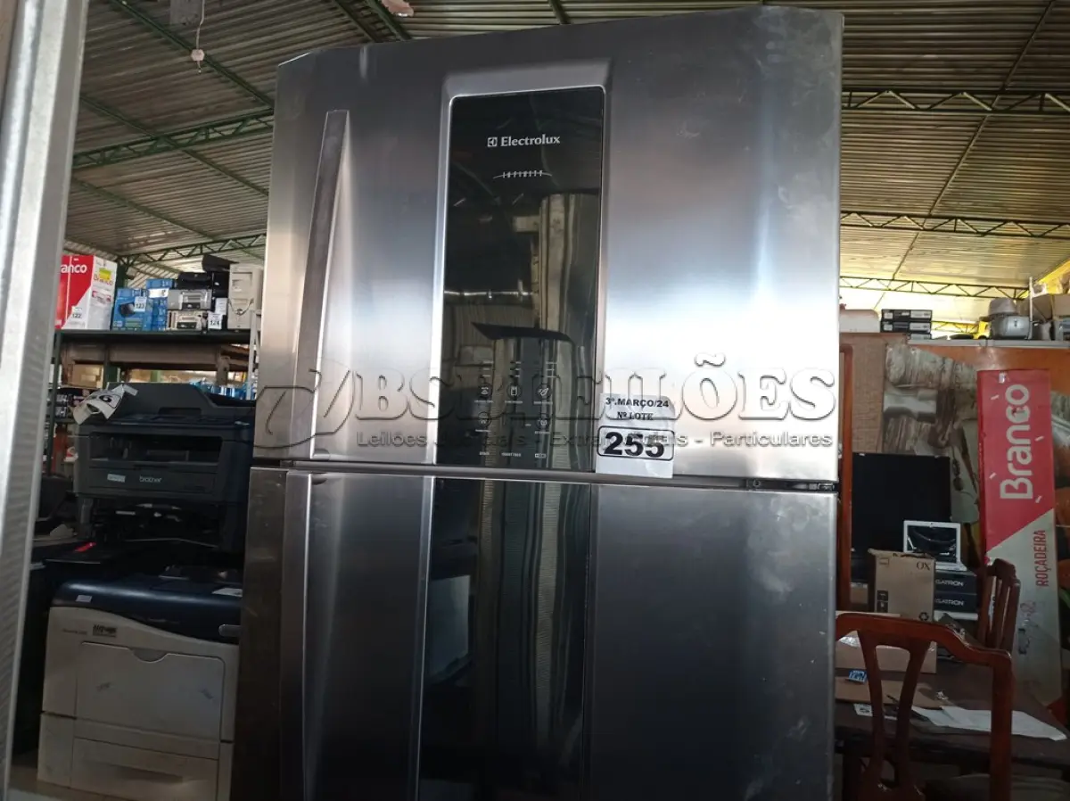 LOTE 255 - 01 GELADEIRA MARCA ELECTROLUX 220V. (NO ESTADO) ATENÇÃO! FAZER A VISITAÇÃO ANTES DE ARREMATAR, NÃO SABEMOS SE FUNCIONA. LEILÃO NÃO TEM GARANTIA E NEM DEVOLUÇÃO, SUJEITO A POSSÍVEIS AVARIAS VISÍVEIS/OCULTAS E/OU AUSÊNCIA DE COMPONENTES.