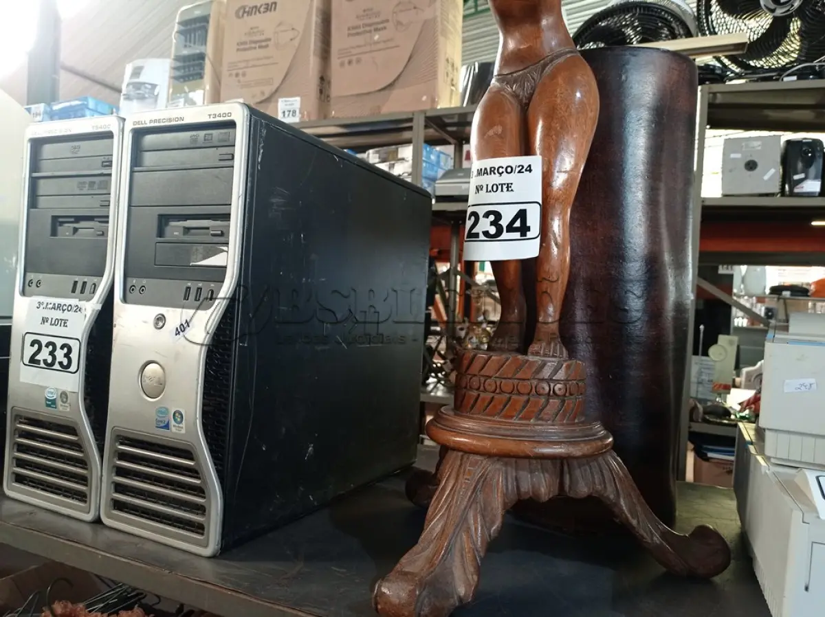 LOTE 234 - 01 VASO DE BARRO E 01 ESCULTURA EM MADEIRA. (NO ESTADO) ATENÇÃO! FAZER A VISITAÇÃO ANTES DE ARREMATAR, NÃO SABEMOS SE FUNCIONA. LEILÃO NÃO TEM GARANTIA E NEM DEVOLUÇÃO, SUJEITO A POSSÍVEIS AVARIAS VISÍVEIS/OCULTAS E/OU AUSÊNCIA DE COMPONENTES.