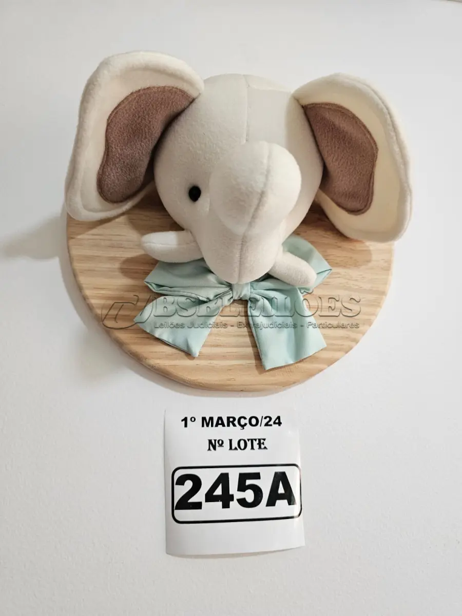 LOTE 245 - 01 QUADRO EM PINUS COM CABEÇA DE PELÚCIA ELEFANTE, LAÇO VERDE NO TEMA SAFARI. (NOVO) (NO ESTADO)