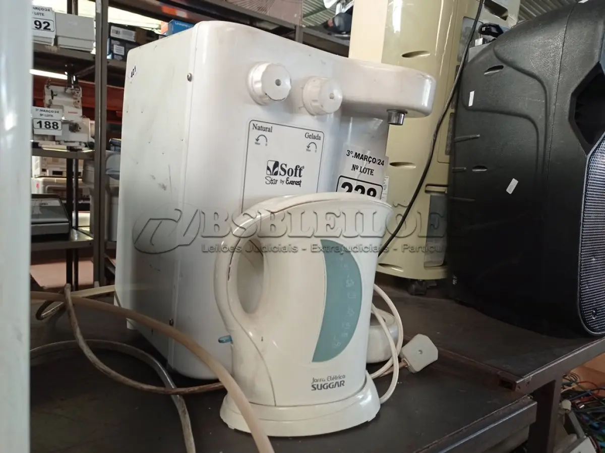 LOTE 228 - 01 PURIFICADOR DE ÁGUA E 01 CHALEIRA ELÉTRICA. (NO ESTADO) ATENÇÃO! FAZER A VISITAÇÃO ANTES DE ARREMATAR, NÃO SABEMOS SE FUNCIONA. LEILÃO NÃO TEM GARANTIA E NEM DEVOLUÇÃO, SUJEITO A POSSÍVEIS AVARIAS VISÍVEIS/OCULTAS E/OU AUSÊNCIA DE COMPONENTES.