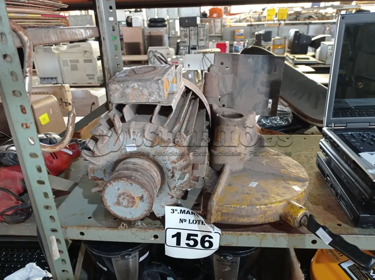 LOTE 156 - 01 MOTOR ELÉTRICO E 01 PROTETOR DE DISCO PARA POLICORTE. (NO ESTADO) ATENÇÃO! FAZER A VISITAÇÃO ANTES DE ARREMATAR, NÃO SABEMOS SE FUNCIONA. LEILÃO NÃO TEM GARANTIA E NEM DEVOLUÇÃO, SUJEITO A POSSÍVEIS AVARIAS VISÍVEIS/OCULTAS E/OU AUSÊNCIA DE COMPONENTES.