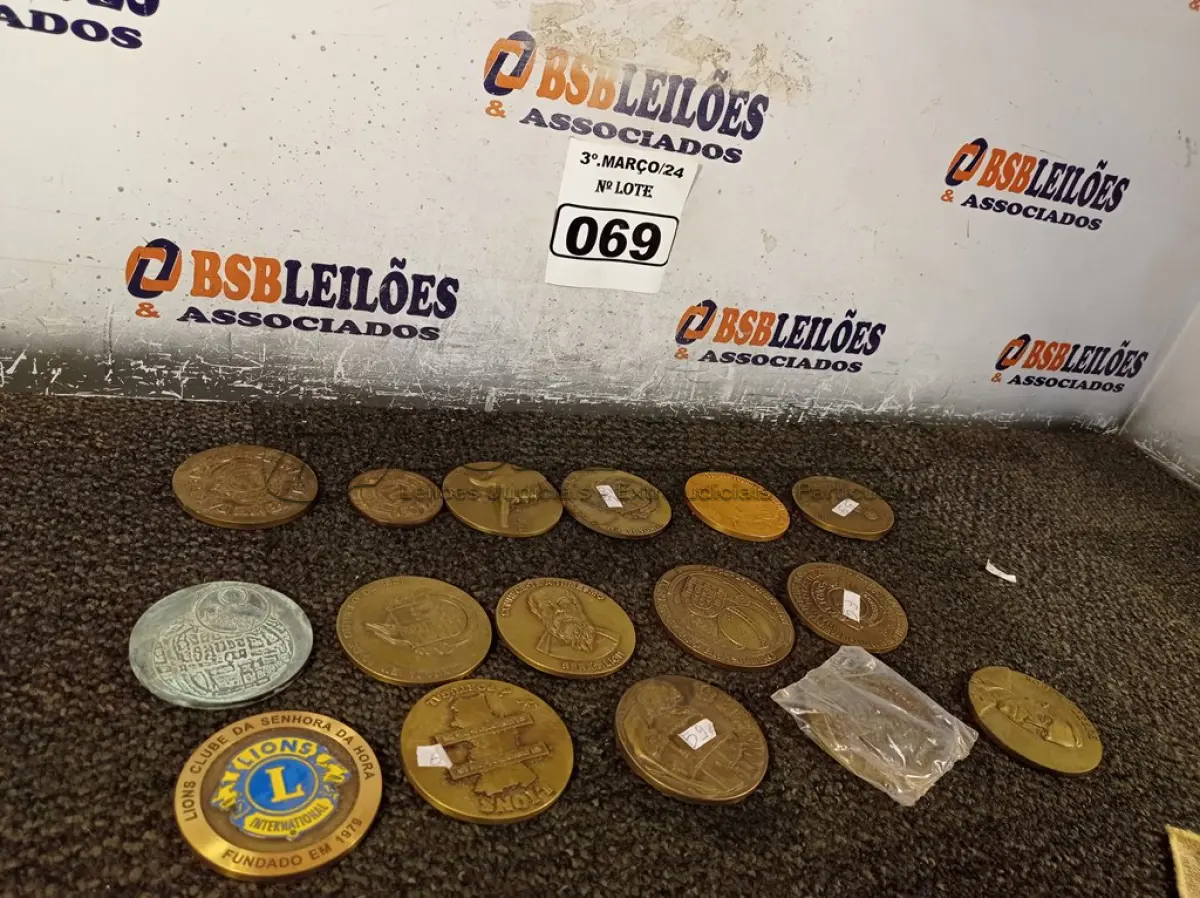 LOTE 069 - 01 LOTE COM VÁRIAS MEDALHAS COMEMORATIVAS DIVERSAS. (NO ESTADO) ATENÇÃO! FAZER A VISITAÇÃO ANTES DE ARREMATAR, NÃO SABEMOS SE FUNCIONA. LEILÃO NÃO TEM GARANTIA E NEM DEVOLUÇÃO, SUJEITO A POSSÍVEIS AVARIAS VISÍVEIS/OCULTAS E/OU AUSÊNCIA DE COMPONENTES.
