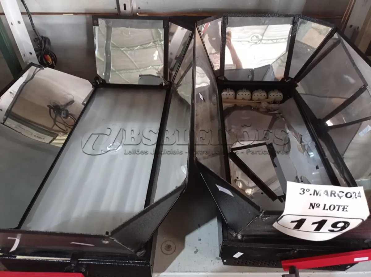 LOTE 119 - 02 LUMINÁRIAS PARA ESTÚDIO. (NO ESTADO) ATENÇÃO! FAZER A VISITAÇÃO ANTES DE ARREMATAR, NÃO SABEMOS SE FUNCIONA. LEILÃO NÃO TEM GARANTIA E NEM DEVOLUÇÃO, SUJEITO A POSSÍVEIS AVARIAS VISÍVEIS/OCULTAS E/OU AUSÊNCIA DE COMPONENTES.