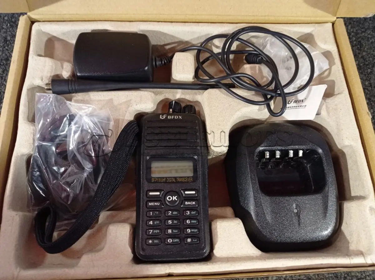 LOTE 061 - 01 RÁDIO COMUNICADOR. (NO ESTADO) ATENÇÃO! FAZER A VISITAÇÃO ANTES DE ARREMATAR, NÃO SABEMOS SE FUNCIONA. LEILÃO NÃO TEM GARANTIA E NEM DEVOLUÇÃO, SUJEITO A POSSÍVEIS AVARIAS VISÍVEIS/OCULTAS E/OU AUSÊNCIA DE COMPONENTES.
