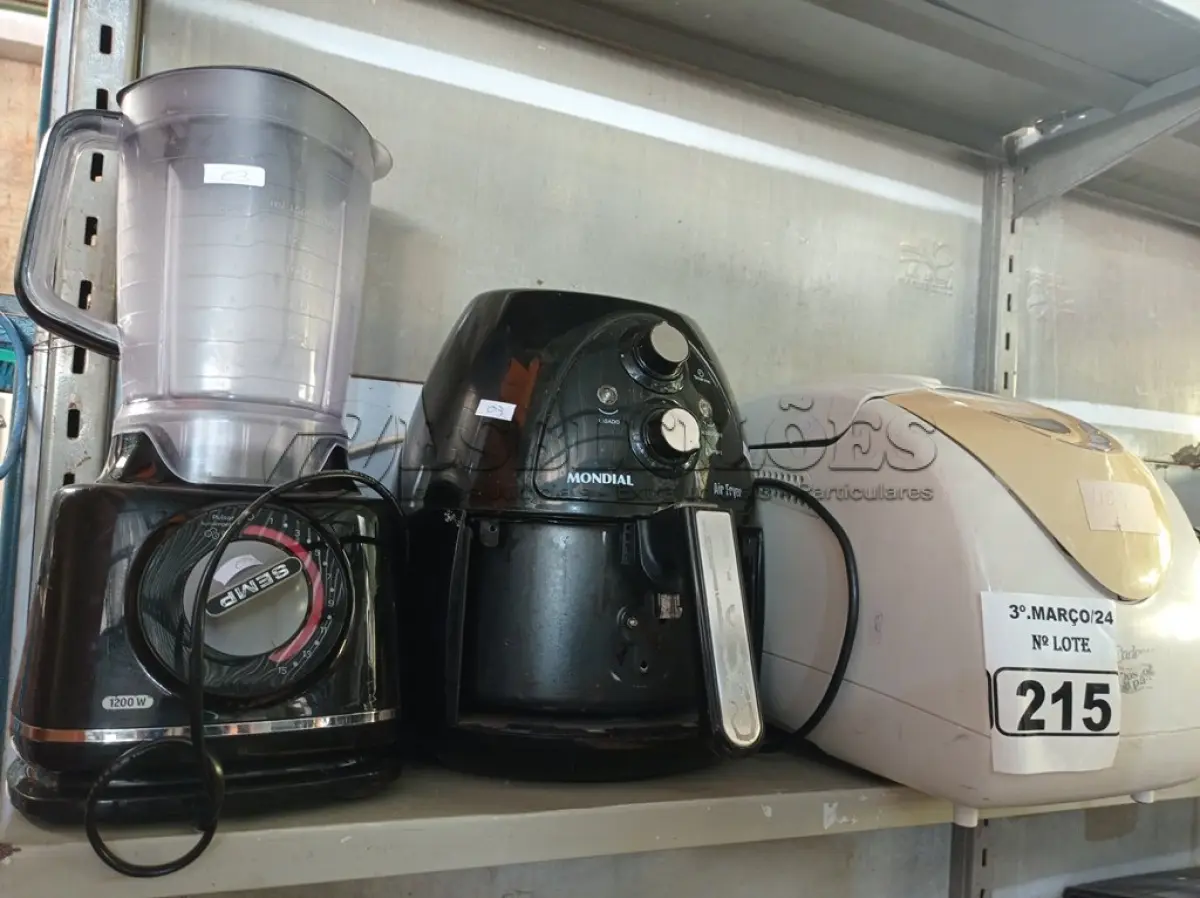 LOTE 215 - 01 LIQUIDIFICADOR, 01 AIR FRYER E 01 MULTIPANE MARCAS E MODELOS DIVERSOS. (NO ESTADO) ATENÇÃO! FAZER A VISITAÇÃO ANTES DE ARREMATAR, NÃO SABEMOS SE FUNCIONA. LEILÃO NÃO TEM GARANTIA E NEM DEVOLUÇÃO, SUJEITO A POSSÍVEIS AVARIAS VISÍVEIS/OCULTAS E/OU AUSÊNCIA DE COMPONENTES.