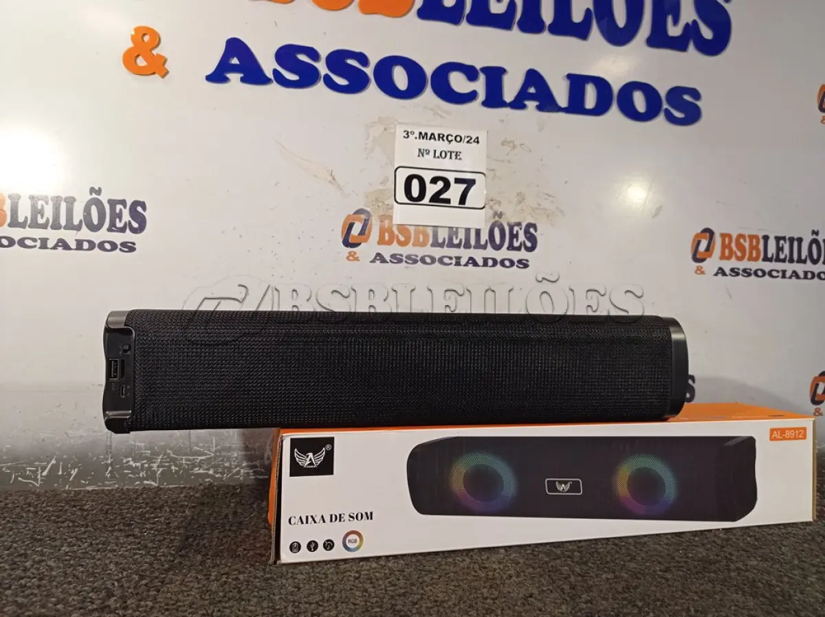 LOTE 027 - 01 CAIXA DE SOM BLUETOOTH. (NO ESTADO) ATENÇÃO! FAZER A VISITAÇÃO ANTES DE ARREMATAR, NÃO SABEMOS SE FUNCIONA. LEILÃO NÃO TEM GARANTIA E NEM DEVOLUÇÃO, SUJEITO A POSSÍVEIS AVARIAS VISÍVEIS/OCULTAS E/OU AUSÊNCIA DE COMPONENTES.