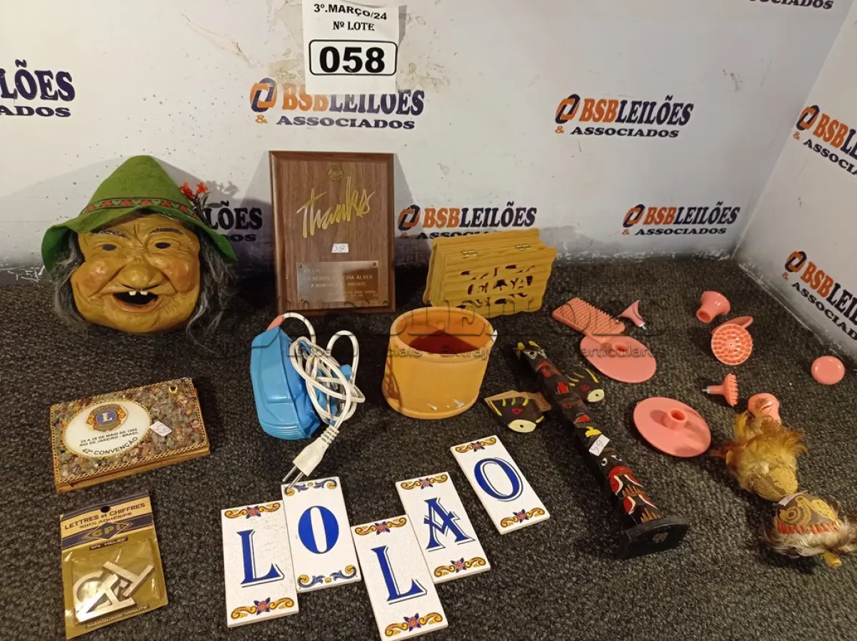 LOTE 058 - 01 LOTE COM ENFEITES DIVERSOS. (NO ESTADO) ATENÇÃO! FAZER A VISITAÇÃO ANTES DE ARREMATAR, NÃO SABEMOS SE FUNCIONA. LEILÃO NÃO TEM GARANTIA E NEM DEVOLUÇÃO, SUJEITO A POSSÍVEIS AVARIAS VISÍVEIS/OCULTAS E/OU AUSÊNCIA DE COMPONENTES.