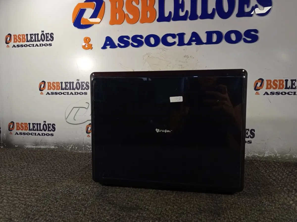 LOTE 104 - 01 NOTEBOOK MARCA VECTOR. (NO ESTADO) ATENÇÃO! FAZER A VISITAÇÃO ANTES DE ARREMATAR, NÃO SABEMOS SE FUNCIONA. LEILÃO NÃO TEM GARANTIA E NEM DEVOLUÇÃO, SUJEITO A POSSÍVEIS AVARIAS VISÍVEIS/OCULTAS E/OU AUSÊNCIA DE COMPONENTES.
