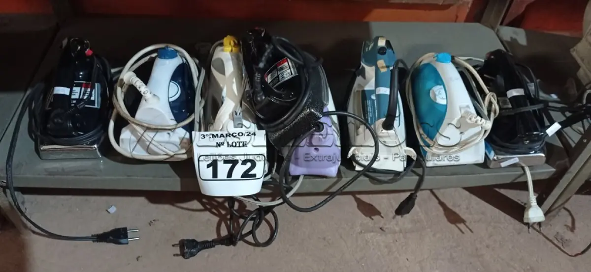 LOTE 172 - 08 FERROS DE PASSAR ROUPAS MARCAS E MODELOS DIVERSOS. (NO ESTADO) ATENÇÃO! FAZER A VISITAÇÃO ANTES DE ARREMATAR, NÃO SABEMOS SE FUNCIONA. LEILÃO NÃO TEM GARANTIA E NEM DEVOLUÇÃO, SUJEITO A POSSÍVEIS AVARIAS VISÍVEIS/OCULTAS E/OU AUSÊNCIA DE COMPONENTES.