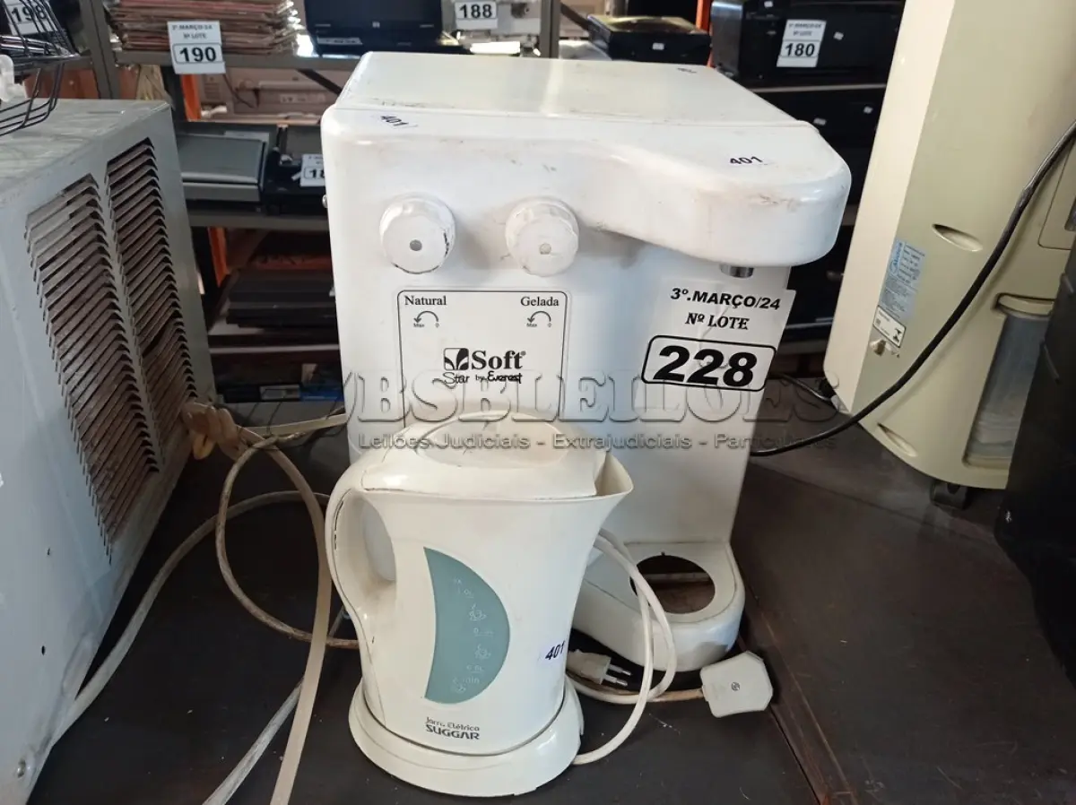 LOTE 228 - 01 PURIFICADOR DE ÁGUA E 01 CHALEIRA ELÉTRICA. (NO ESTADO) ATENÇÃO! FAZER A VISITAÇÃO ANTES DE ARREMATAR, NÃO SABEMOS SE FUNCIONA. LEILÃO NÃO TEM GARANTIA E NEM DEVOLUÇÃO, SUJEITO A POSSÍVEIS AVARIAS VISÍVEIS/OCULTAS E/OU AUSÊNCIA DE COMPONENTES.