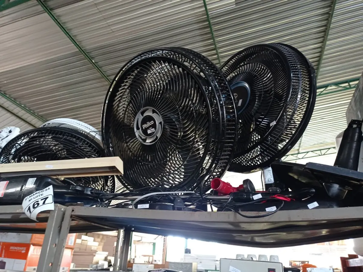 LOTE 167 - 01 LUMINÁRIA, 01 ASPIRADOR DE PÓ E VÁRIOS VENTILADORES MARCAS E MODELOS DIVERSOS. (NO ESTADO) ATENÇÃO! FAZER A VISITAÇÃO ANTES DE ARREMATAR, NÃO SABEMOS SE FUNCIONA. LEILÃO NÃO TEM GARANTIA E NEM DEVOLUÇÃO, SUJEITO A POSSÍVEIS AVARIAS VISÍVEIS/OCULTAS E/OU AUSÊNCIA DE COMPONENTES.