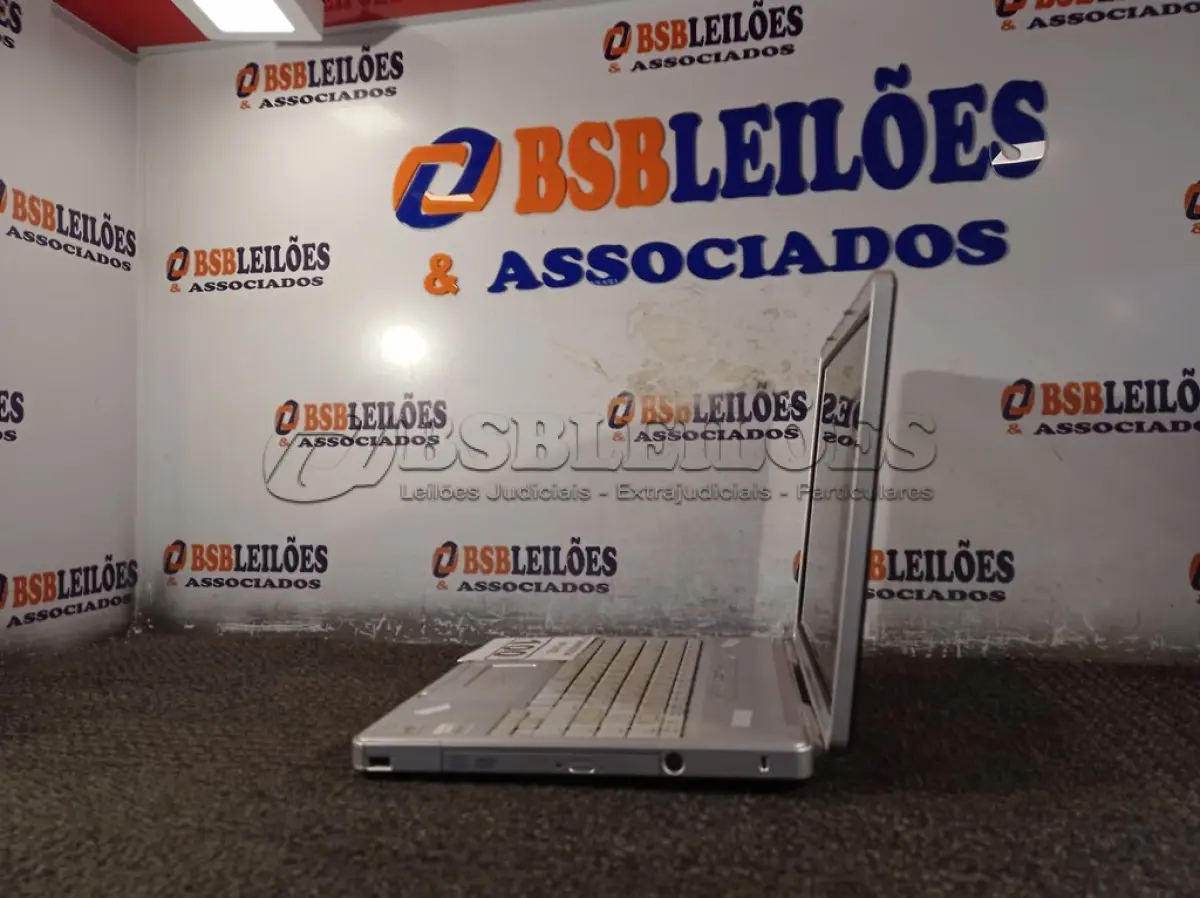 LOTE 100 - 01 NOTEBOOK MARCA COMPAC. (NO ESTADO) ATENÇÃO! FAZER A VISITAÇÃO ANTES DE ARREMATAR, NÃO SABEMOS SE FUNCIONA. LEILÃO NÃO TEM GARANTIA E NEM DEVOLUÇÃO, SUJEITO A POSSÍVEIS AVARIAS VISÍVEIS/OCULTAS E/OU AUSÊNCIA DE COMPONENTES.