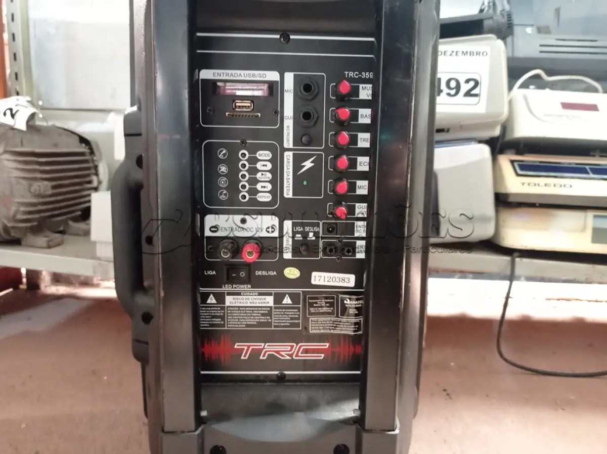 LOTE 205 - 01 CAIXA DE SOM AMPLIFICADA MARCA TRC. (NO ESTADO) ATENÇÃO! FAZER A VISITAÇÃO ANTES DE ARREMATAR, NÃO SABEMOS SE FUNCIONA. LEILÃO NÃO TEM GARANTIA E NEM DEVOLUÇÃO, SUJEITO A POSSÍVEIS AVARIAS VISÍVEIS/OCULTAS E/OU AUSÊNCIA DE COMPONENTES.