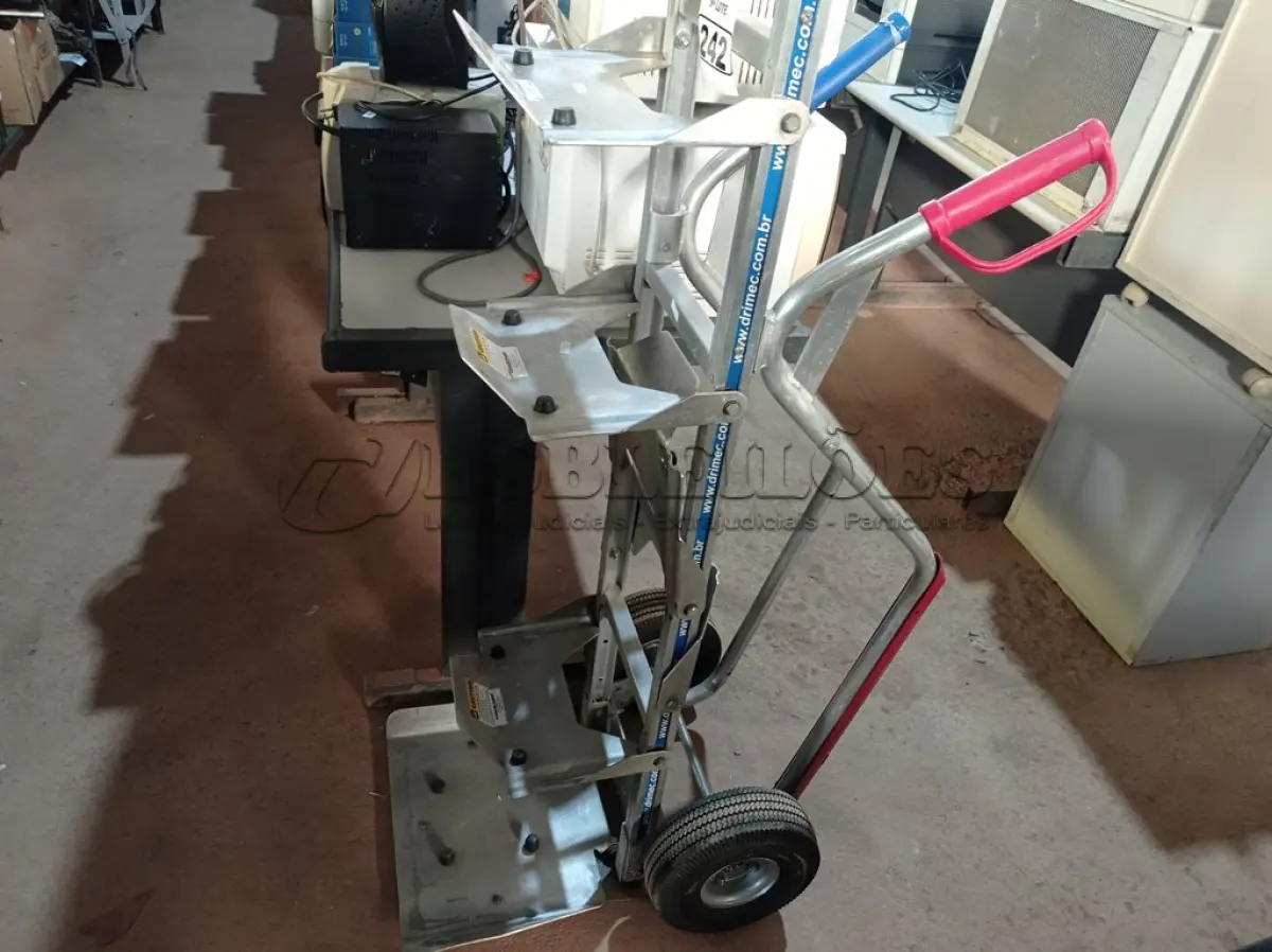 LOTE 242 - 01 CARRINHO PARA TRANSPORTE DE CARGAS. (NO ESTADO) ATENÇÃO! FAZER A VISITAÇÃO ANTES DE ARREMATAR, NÃO SABEMOS SE FUNCIONA. LEILÃO NÃO TEM GARANTIA E NEM DEVOLUÇÃO, SUJEITO A POSSÍVEIS AVARIAS VISÍVEIS/OCULTAS E/OU AUSÊNCIA DE COMPONENTES.