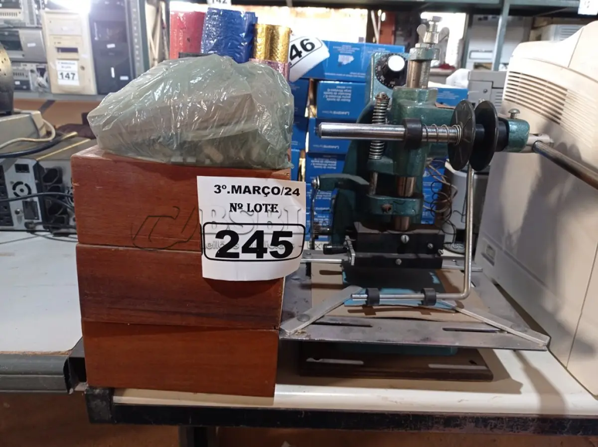 LOTE 245 - 01 MÁQUINA PARA TIPOGRAFIA COM ACESSÓRIOS. (NO ESTADO) ATENÇÃO! FAZER A VISITAÇÃO ANTES DE ARREMATAR, NÃO SABEMOS SE FUNCIONA. LEILÃO NÃO TEM GARANTIA E NEM DEVOLUÇÃO, SUJEITO A POSSÍVEIS AVARIAS VISÍVEIS/OCULTAS E/OU AUSÊNCIA DE COMPONENTES.