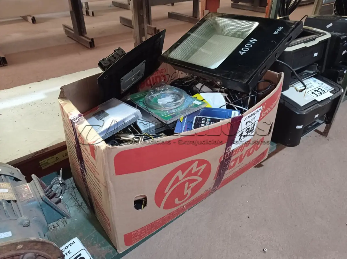 LOTE 134 - 01 LOTE COM MATERIAIS DIVERSOS. (NO ESTADO) ATENÇÃO! FAZER A VISITAÇÃO ANTES DE ARREMATAR, NÃO SABEMOS SE FUNCIONA. LEILÃO NÃO TEM GARANTIA E NEM DEVOLUÇÃO, SUJEITO A POSSÍVEIS AVARIAS VISÍVEIS/OCULTAS E/OU AUSÊNCIA DE COMPONENTES.
