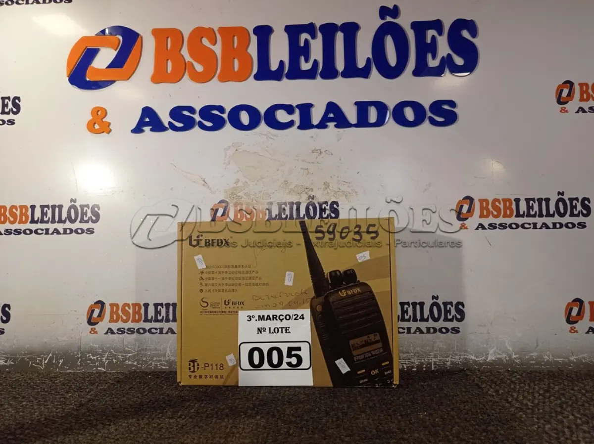 LOTE 005 - 01 RÁDIO COMUNICADOR. (NO ESTADO) ATENÇÃO! FAZER A VISITAÇÃO ANTES DE ARREMATAR, NÃO SABEMOS SE FUNCIONA. LEILÃO NÃO TEM GARANTIA E NEM DEVOLUÇÃO, SUJEITO A POSSÍVEIS AVARIAS VISÍVEIS/OCULTAS E/OU AUSÊNCIA DE COMPONENTES.