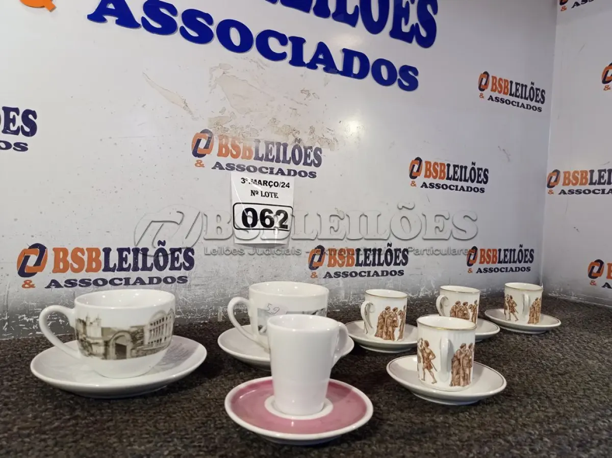 LOTE 062 - 07 XICARAS DIVERSAS COM PIRES. (NO ESTADO) ATENÇÃO! FAZER A VISITAÇÃO ANTES DE ARREMATAR, NÃO SABEMOS SE FUNCIONA. LEILÃO NÃO TEM GARANTIA E NEM DEVOLUÇÃO, SUJEITO A POSSÍVEIS AVARIAS VISÍVEIS/OCULTAS E/OU AUSÊNCIA DE COMPONENTES.